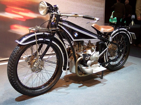 Première moto BMW R32
